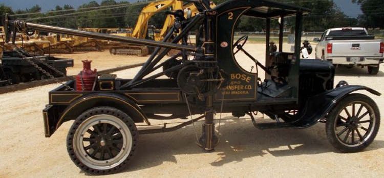 Enhanced pulling truck with a set of stabilising feet, installed on both sides of the vehicle.